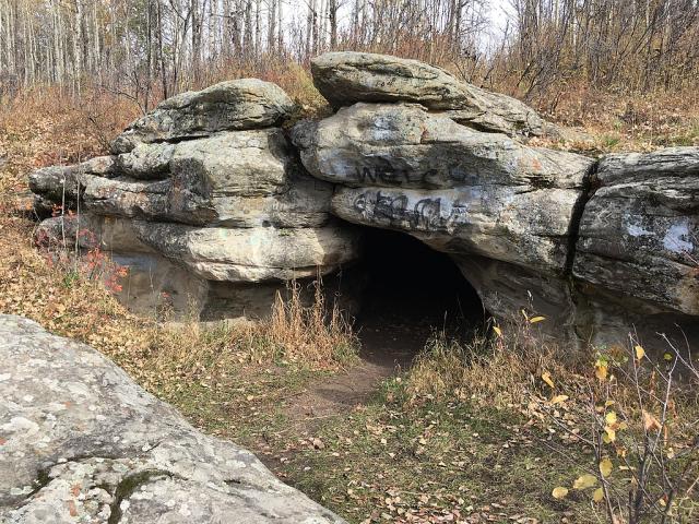 كهف بحيرة تشارلي