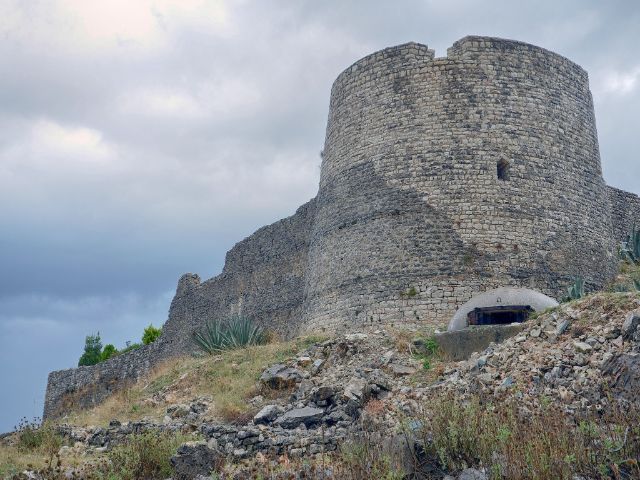 Lëkurësi Castle