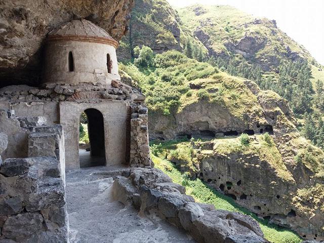 Vanis Kvabebi Cave Monastery