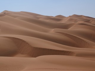 كثبان الربع الخالي شرق واحة ليوا في أبوظبي، قرب الحدود الإماراتية السعودية.