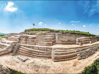 The Imperial Terraces (Huangchengtai) at Shimao, China, where massive platforms of rammed loess were reinforced with stone-faced walls as part of the city’s monumental centre.