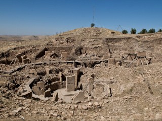 منظر عام للمنشآت الحجرية المكتشفة والأعمدة المميزة على شكل حرف T في موقع غوبكلي تبه جنوب شرقي تركيا.